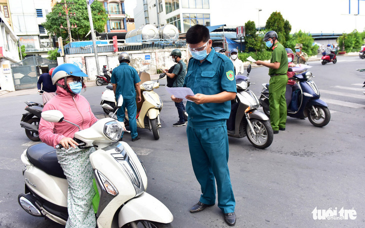 HỎI - ĐÁP về dịch COVID-19: Đi dạo, ngồi chơi ở sân, sảnh chung cư có vi phạm chỉ thị 16?