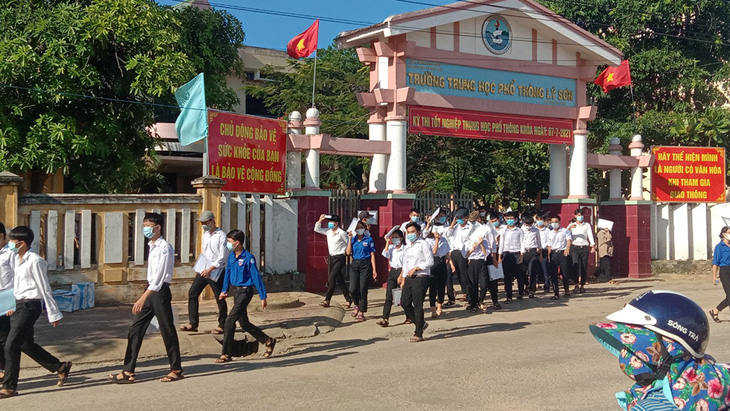 Những điểm thi đặc biệt - Kỳ 4: Cuộc hộ tống đặc biệt đề thi ra Lý Sơn - Ảnh 1.