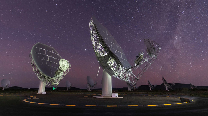 Tổ hợp kính thiên văn MeerKAT Nam Phi phát hiện nhóm 20 thiên hà mới - Ảnh 1.