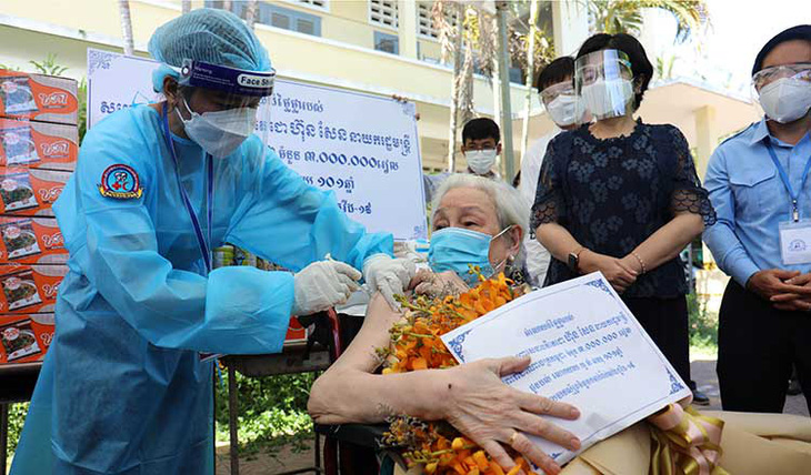 Cụ bà 102 tuổi ở Phú Nhuận đi tiêm vắc xin - Ảnh 1.