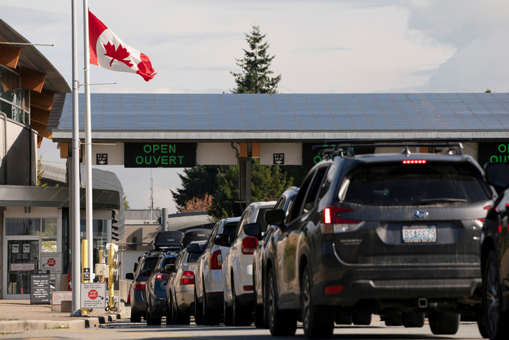 Canada và Mỹ nối lại đường biên giới, du khách xếp hàng dài chờ qua cửa khẩu - Ảnh 1.