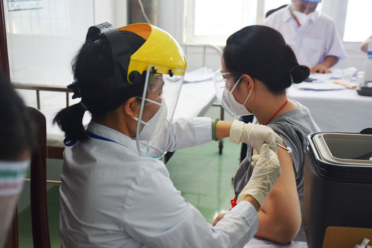 Phú Yên thay đổi ưu tiên tiêm vắc xin để tăng ‘vùng xanh’ - Ảnh 1.