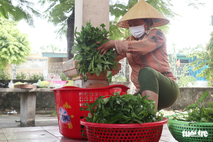 Sáng tối đỏ lửa nấu cơm miễn phí cho người về quê cách ly - Ảnh 4.