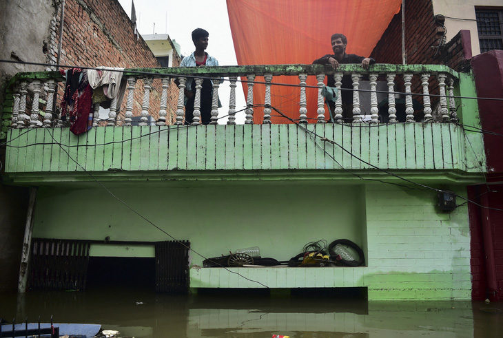 Ấn Độ phải giải cứu hàng ngàn người vì nước sông Hằng dâng cao - Ảnh 3.