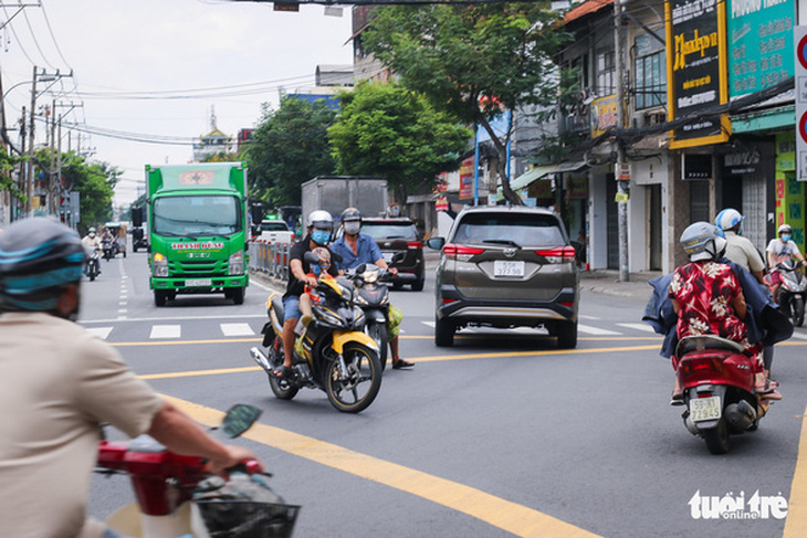 TP.HCM đang giãn cách mà đường đông vậy, khi nào mới hết dịch? - Ảnh 2.