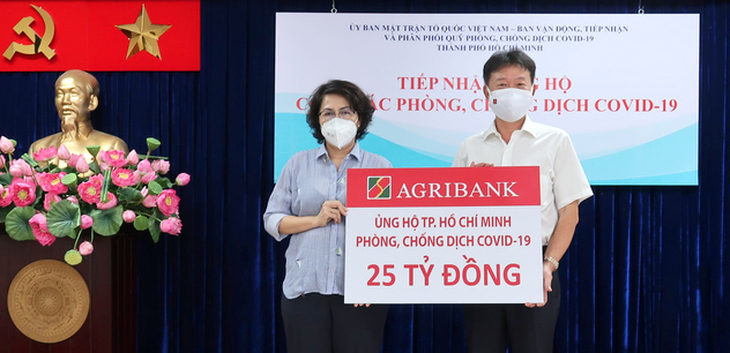 Agribank ủng hộ TPHCM 25 tỉ đồng để phòng, chống dịch COVID-19 - Ảnh 1.