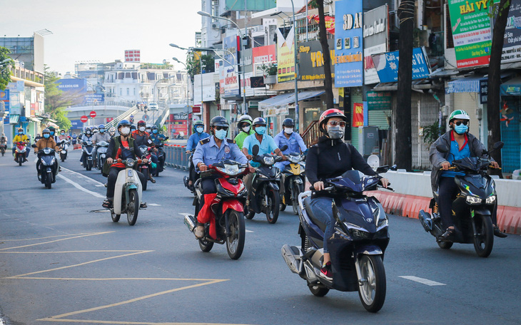 TP.HCM sáng 12-8: Nơi đông đúc, nơi vắng vẻ