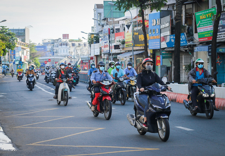 TP.HCM sáng 12-8: Nơi đông đúc, nơi vắng vẻ - Ảnh 2.