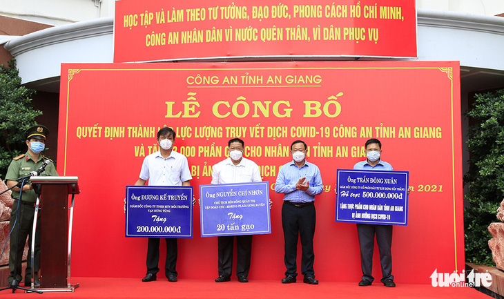 Công an An Giang ra mắt lực lượng truy vết dịch COVID-19, tặng 3.000 phần quà cho người nghèo - Ảnh 3.