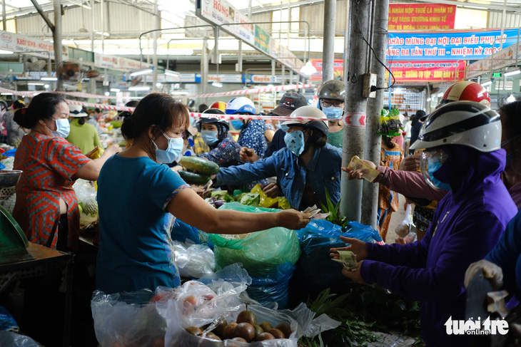 Sau tin hạn chế ra khỏi nhà nếu dịch không giảm, chợ và siêu thị ở Đà Nẵng chen chúc khách - Ảnh 7.