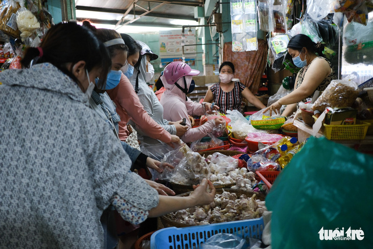 Sau tin hạn chế ra khỏi nhà nếu dịch không giảm, chợ và siêu thị ở Đà Nẵng chen chúc khách - Ảnh 8.