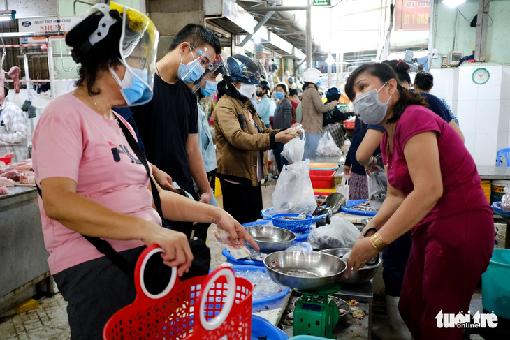 Sau tin hạn chế ra khỏi nhà nếu dịch không giảm, chợ và siêu thị ở Đà Nẵng chen chúc khách - Ảnh 9.