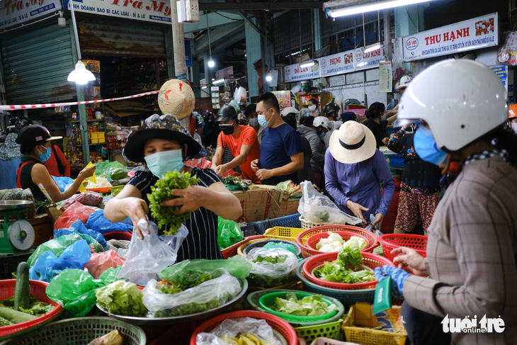 Sau tin hạn chế ra khỏi nhà nếu dịch không giảm, chợ và siêu thị ở Đà Nẵng chen chúc khách - Ảnh 2.