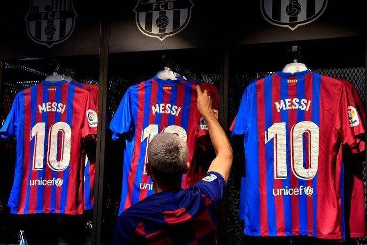 Vé, áo đấu của Barca ế thảm sau khi Messi ra đi - Ảnh 1.