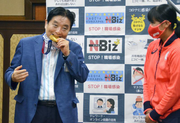 Thị trưởng Nhật xin lỗi và xin bồi thường vì cắn huy chương của nữ VĐV - Ảnh 1.