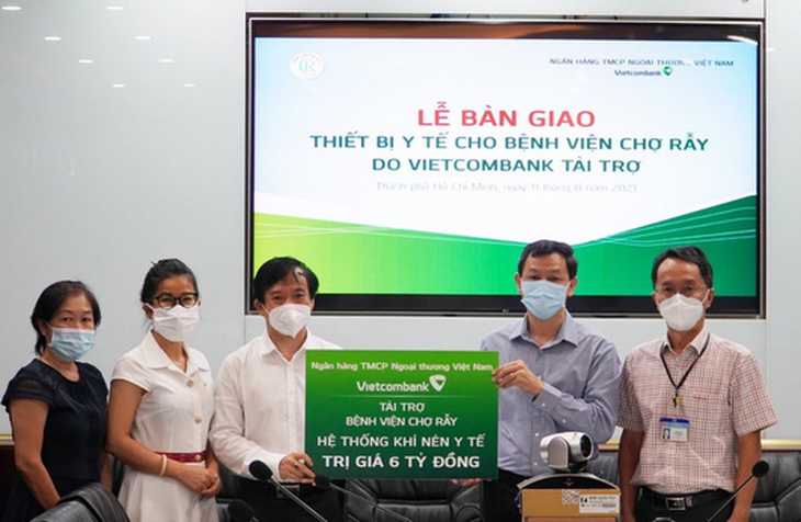 Vietcombank tặng trang thiết bị y tế cho 2 bệnh viện tuyến đầu của TP.HCM - Ảnh 1.