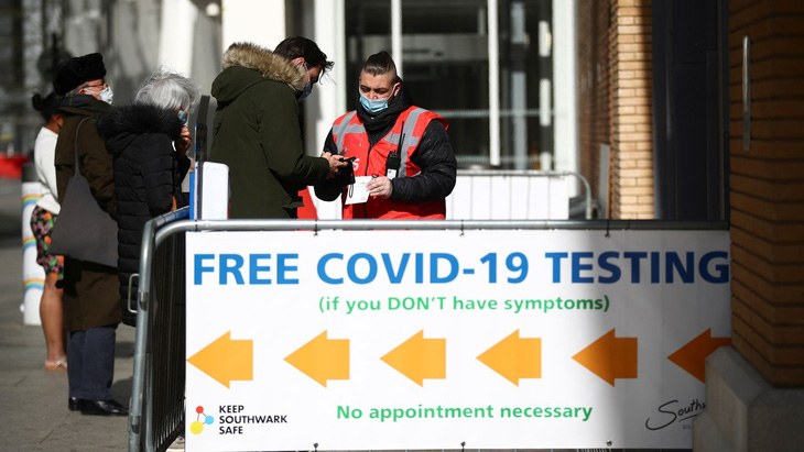 PHE: Vắc xin COVID-19 cứu mạng 84.600 người ở Anh - Ảnh 1.