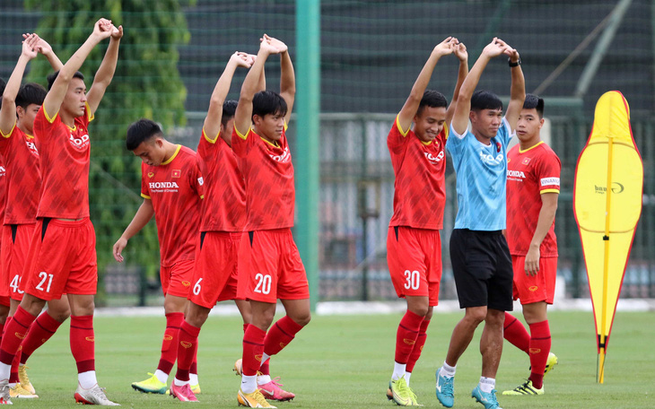 HLV Park Hang Seo ra sân chỉ đạo đội tuyển U22 Việt Nam tập luyện