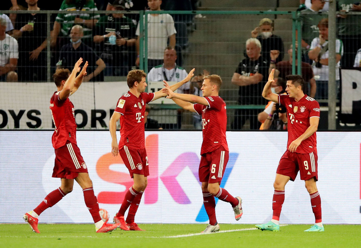 Lewandowski cứu ĐKVĐ Bayern Munich khỏi thất bại ở trận ra quân tại Bundesliga - Ảnh 2.
