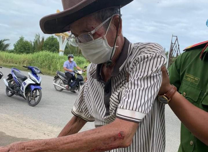 Cụ ông 84 tuổi đạp xe từ Campuchia qua Hà Tiên mới biết mắc COVID-19 - Ảnh 1.