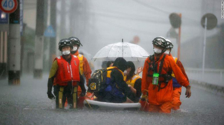 5 triệu dân Nhật phải sơ tán vì mưa như trút nước - Ảnh 1.