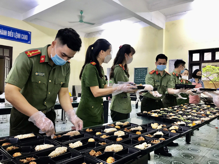 Công an Thái Bình triển khai ‘bữa cơm mang hương vị gia đình’ tại tuyến đầu chống dịch - Ảnh 1.