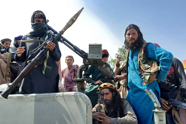 Tổng thống Afghanistan rời đất nước, Taliban đã kiểm soát dinh tổng thống - Ảnh 6.