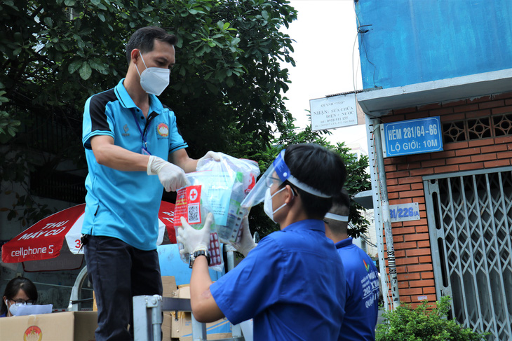 Gõ cửa nhà trao túi thuốc an sinh cho F0 - Ảnh 4.