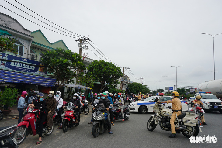 Người dân ùn ùn về quê, lực lượng tuần tra yêu cầu quay đầu - Ảnh 1.