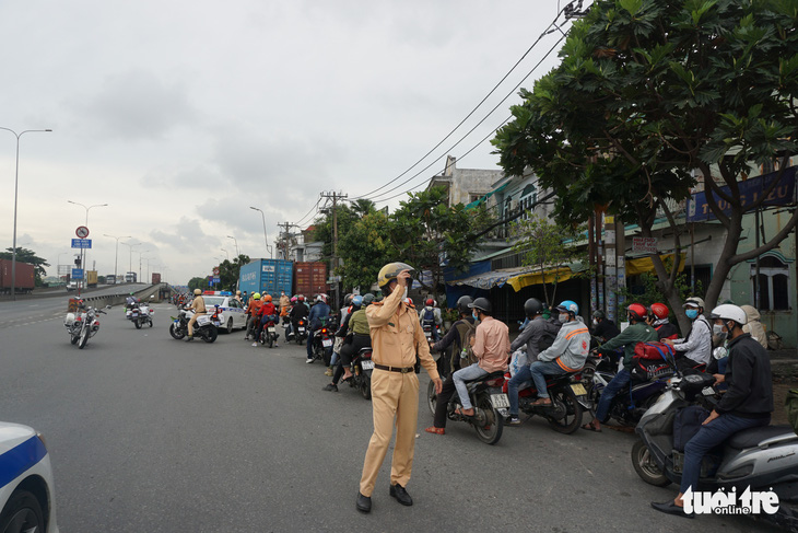 Người dân ùn ùn về quê, lực lượng tuần tra yêu cầu quay đầu - Ảnh 3.