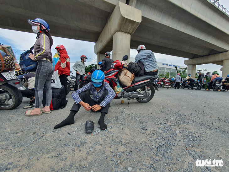 TP.HCM: Hàng trăm người tự ý về quê được khuyên quay lại nơi tạm trú, lên danh sách hỗ trợ - Ảnh 2.