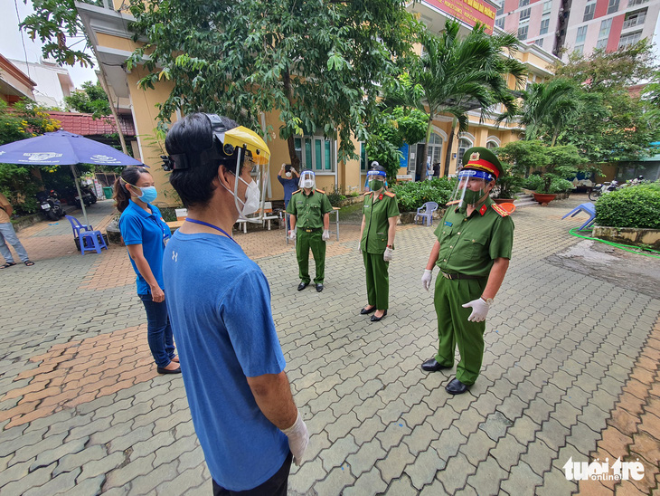 Văn phòng Cơ quan CSĐT Bộ Công an phía Nam hỗ trợ nhu yếu phẩm cho bà con khó khăn - Ảnh 2.