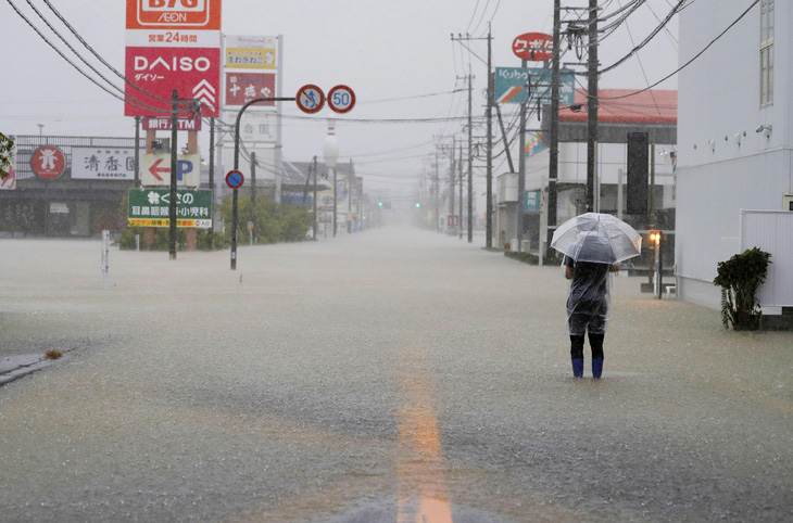 Biển nước sau mưa lớn chưa từng có ở Nhật Bản - Ảnh 6.