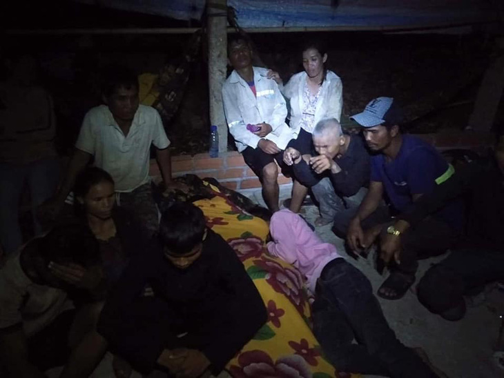 13 người làm thuê Quảng Ngãi đi bộ về quê được xe thiện nguyện Phú Yên chở giúp - Ảnh 3.