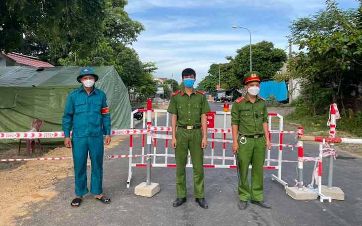 Tạm đình chỉ 2 phó chủ tịch xã chống dịch không nghiêm