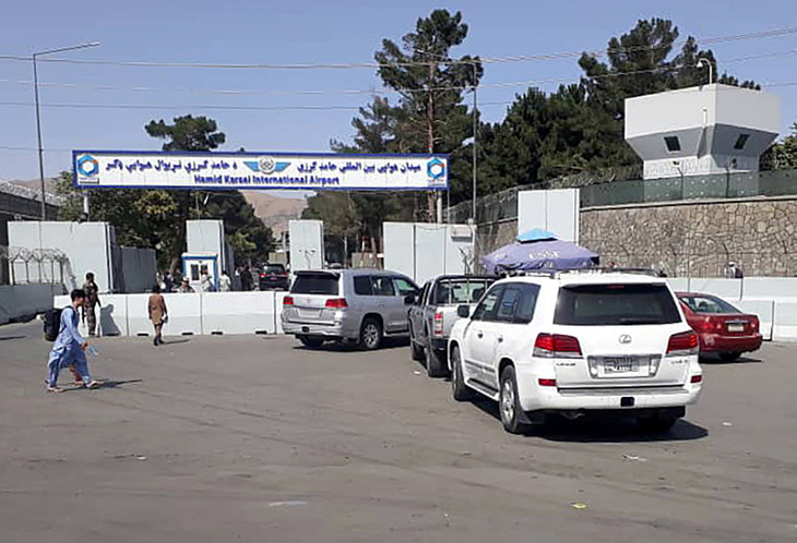 Sân bay Kabul hỗn loạn khi Mỹ di tản dân Mỹ và nhân viên Afghanistan - Ảnh 3.