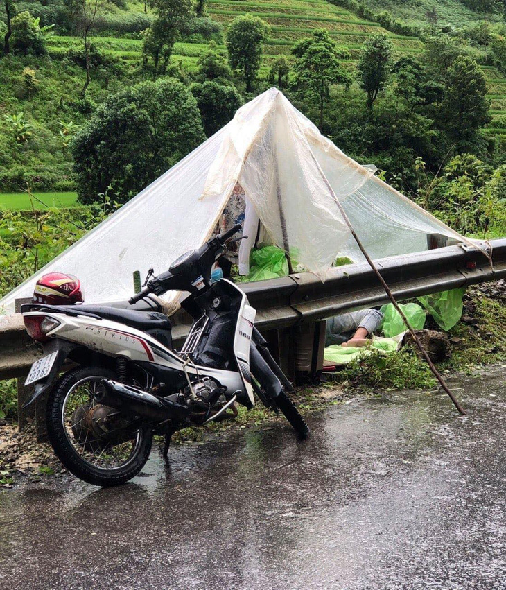 4 thanh niên Lai Châu từ Hà Nội về dựng lều ngủ dưới mưa vì tỉnh nhà không cho vào là sai sự thật - Ảnh 1.