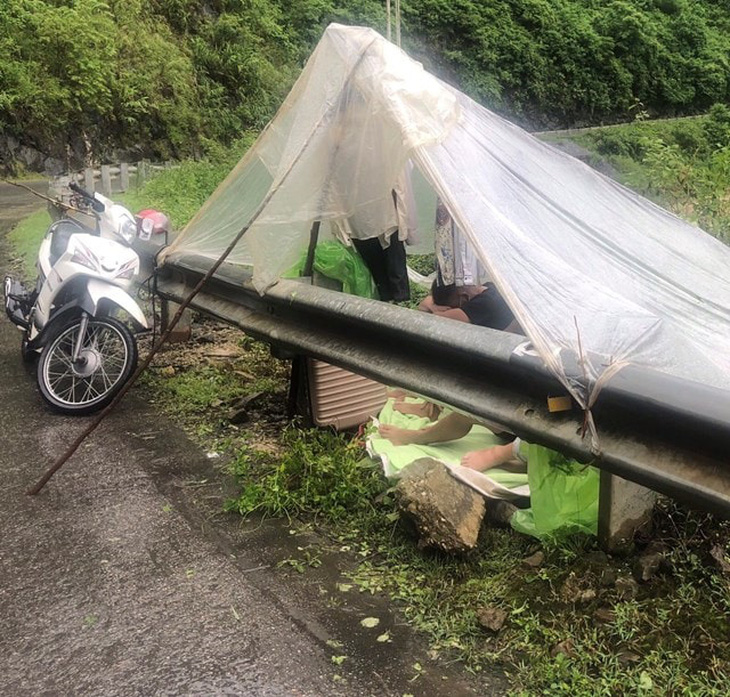4 thanh niên Lai Châu từ Hà Nội về dựng lều ngủ dưới mưa vì tỉnh nhà không cho vào là sai sự thật - Ảnh 2.