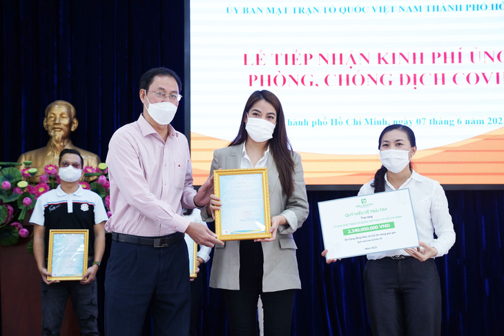 Hương Giang tặng đồng hồ đấu giá 900 triệu đồng, Thùy Tiên mua máy trợ thở cho bệnh viện - Ảnh 3.