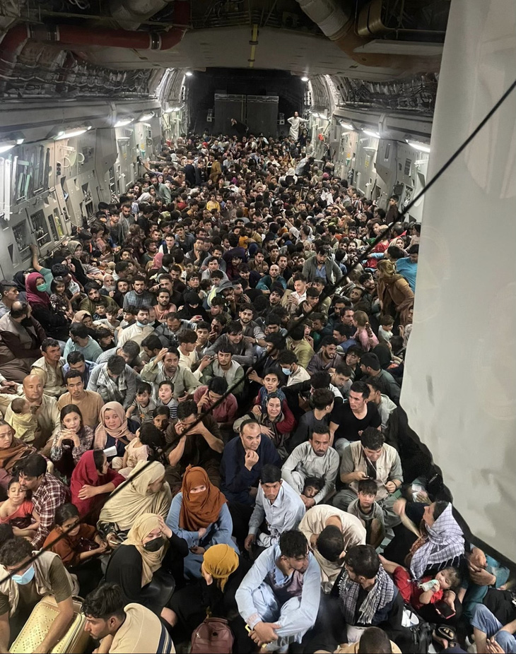 Máy bay C-17 của Mỹ lấp đầy 640 người Afghanistan di tản khỏi Kabul - Ảnh 1.