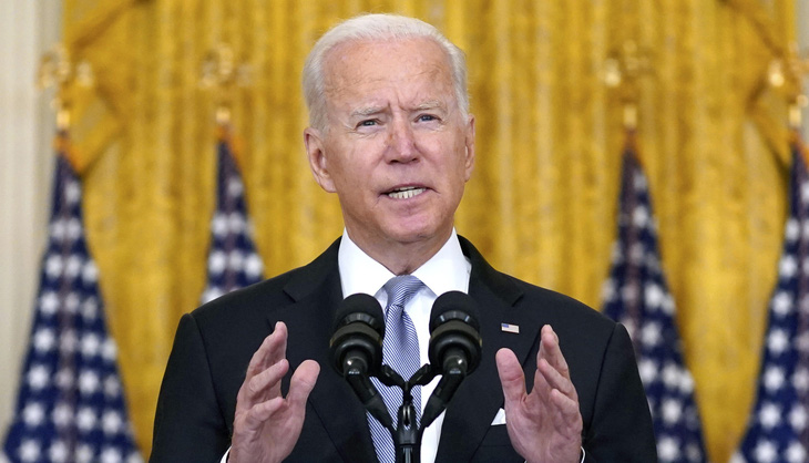 Tỉ lệ ủng hộ Tổng thống Biden rớt nhanh sau khi Kabul sụp đổ - Ảnh 1.