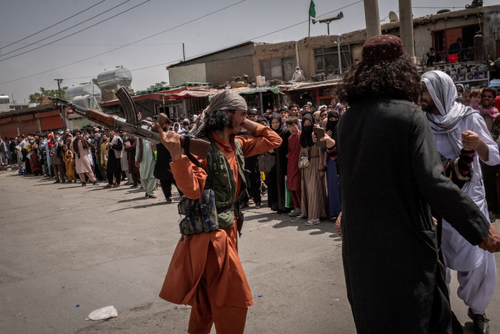 Sân bay Kabul căng thẳng: Mỹ siết bên trong, Taliban chặn bên ngoài - Ảnh 5.