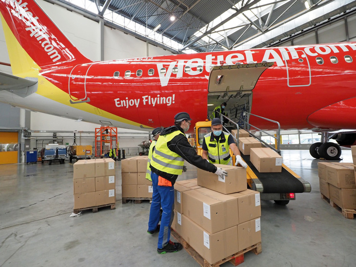 Máy bay Vietjet đang tiếp nhận thiết bị y tế phòng dịch từ Đức về Việt Nam - Ảnh 2.