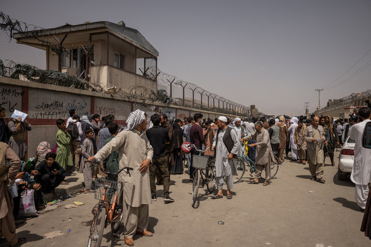 Sân bay Kabul căng thẳng: Mỹ siết bên trong, Taliban chặn bên ngoài - Ảnh 3.