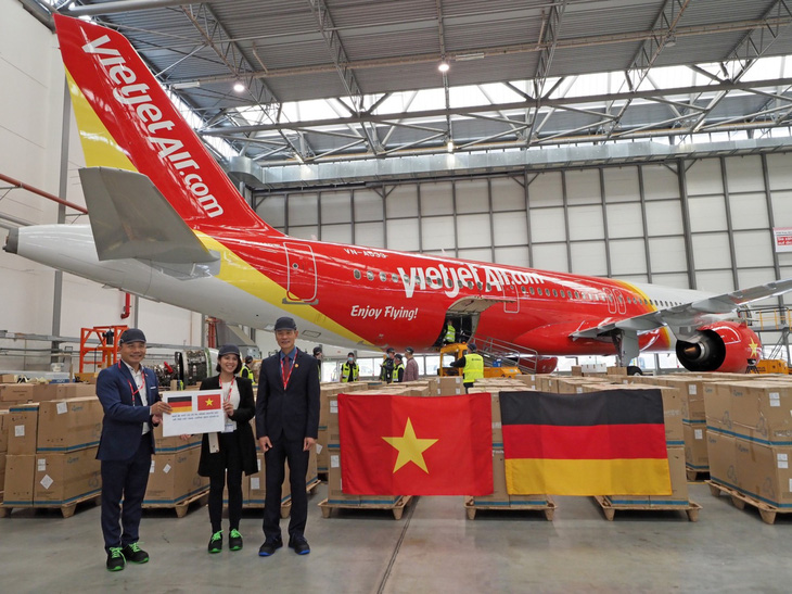 Máy bay Vietjet đang tiếp nhận thiết bị y tế phòng dịch từ Đức về Việt Nam - Ảnh 1.
