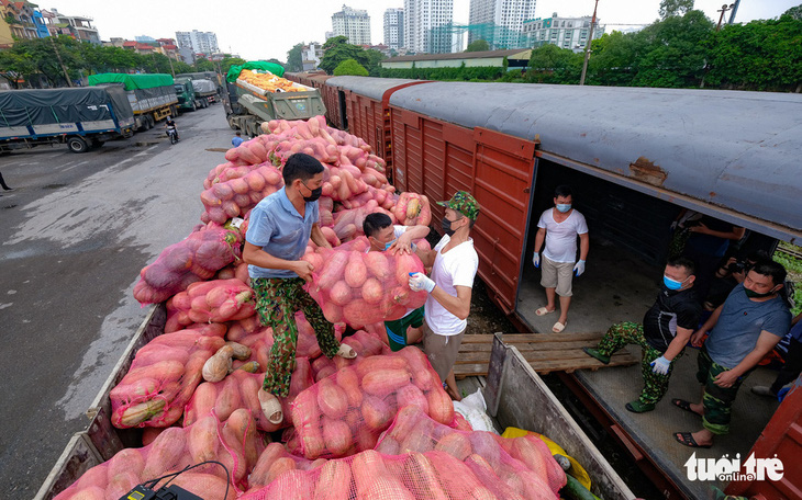 Hà Nội tặng TP.HCM 5.000 tấn gạo, Bình Dương 1.000 tấn