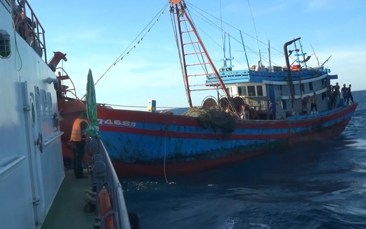 Truy bắt hai tàu giã cào Quảng Ngãi khai thác tận diệt thủy sản trên vùng biển Quảng Trị