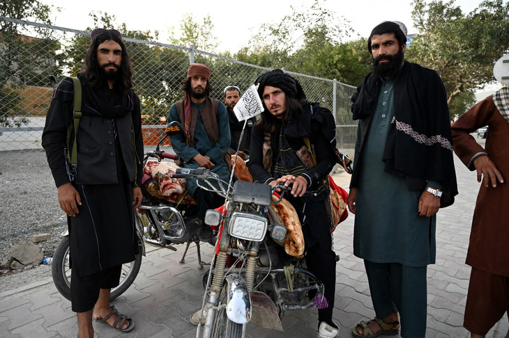 Taliban vác súng đi từng nhà, yêu cầu dân trở lại làm việc - Ảnh 1.