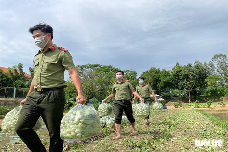 Món quà bất ngờ từ đường dây nóng của đại tá Đinh Văn Nơi - Ảnh 1.