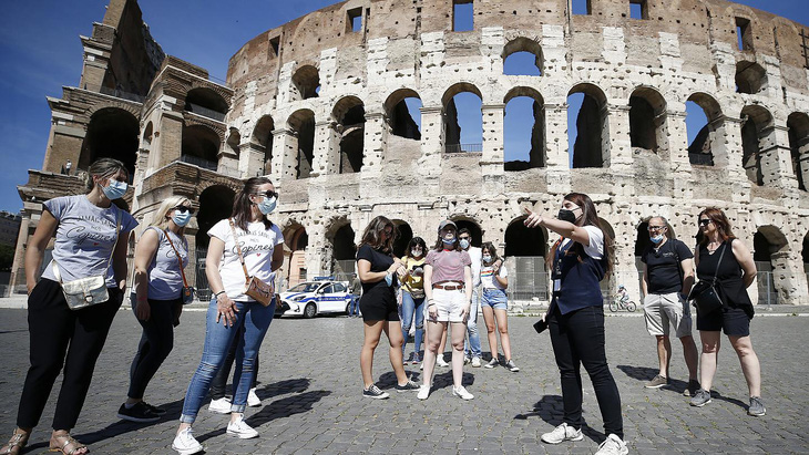 Đấu trường Colosseum của Italy nhộn nhịp trở lại - Ảnh 1.